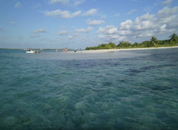 Chegando à praia idílica de caiaque, em Little Cayman, nas Ilhas Caiman